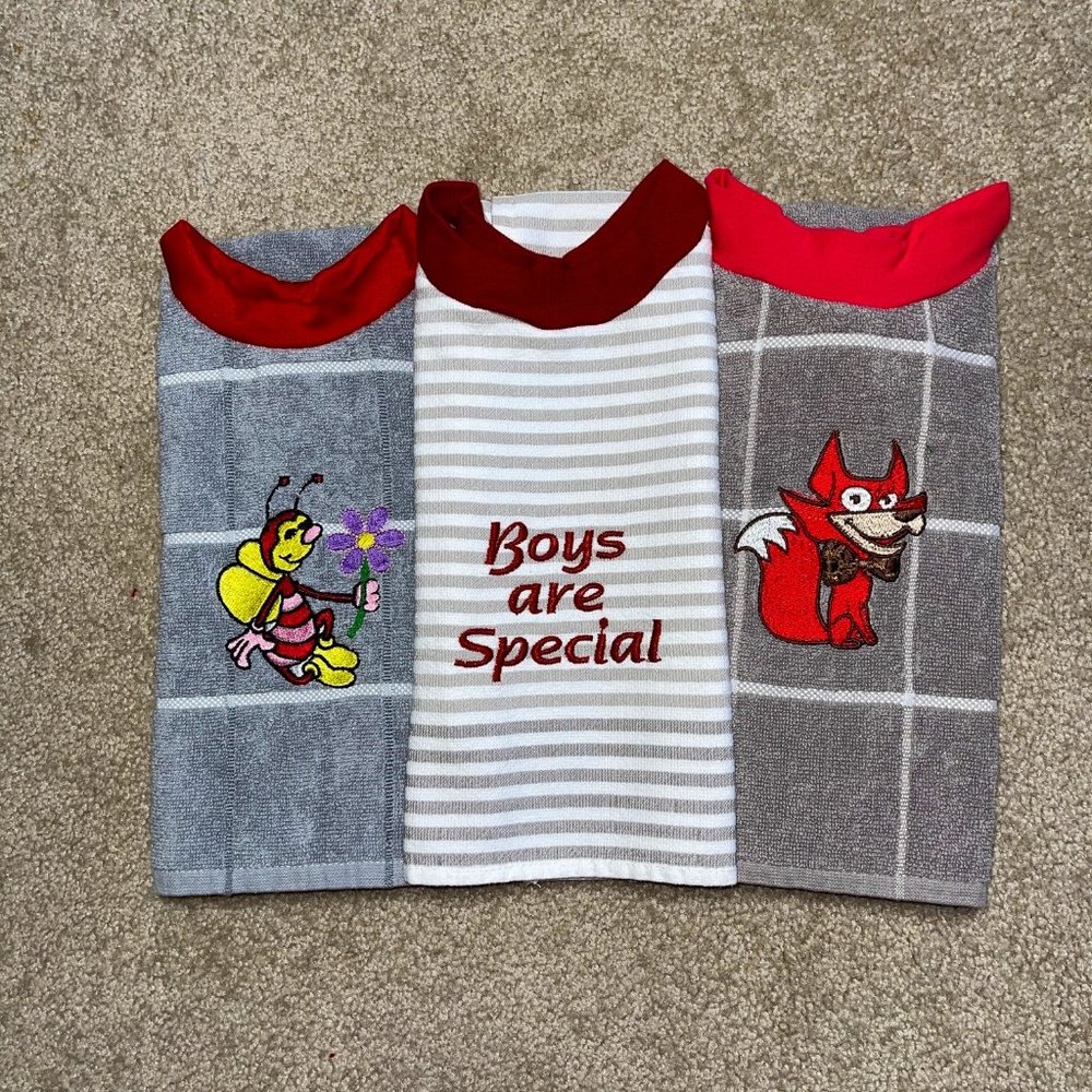 NWOT Baby Towel Bibs Embroidered 3 Pk Age 1-5